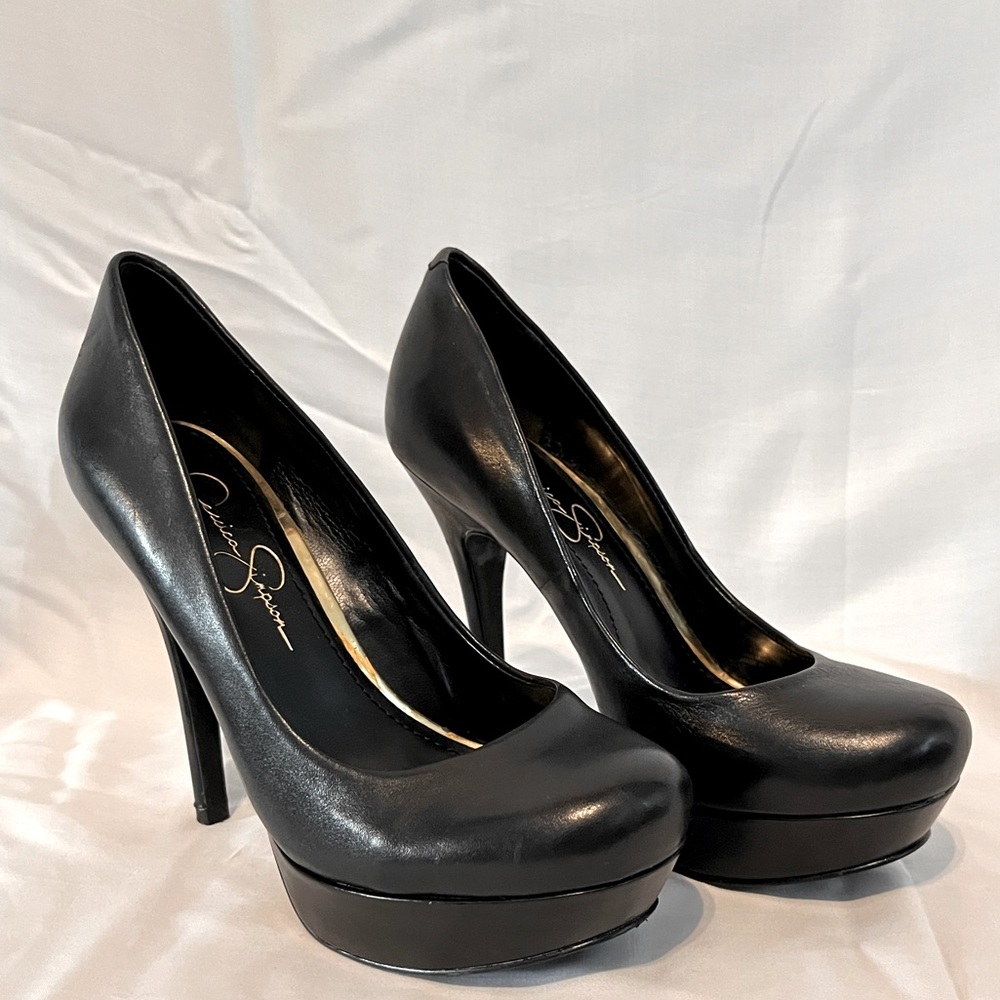 Jessica Simpson leather round toe platform pump